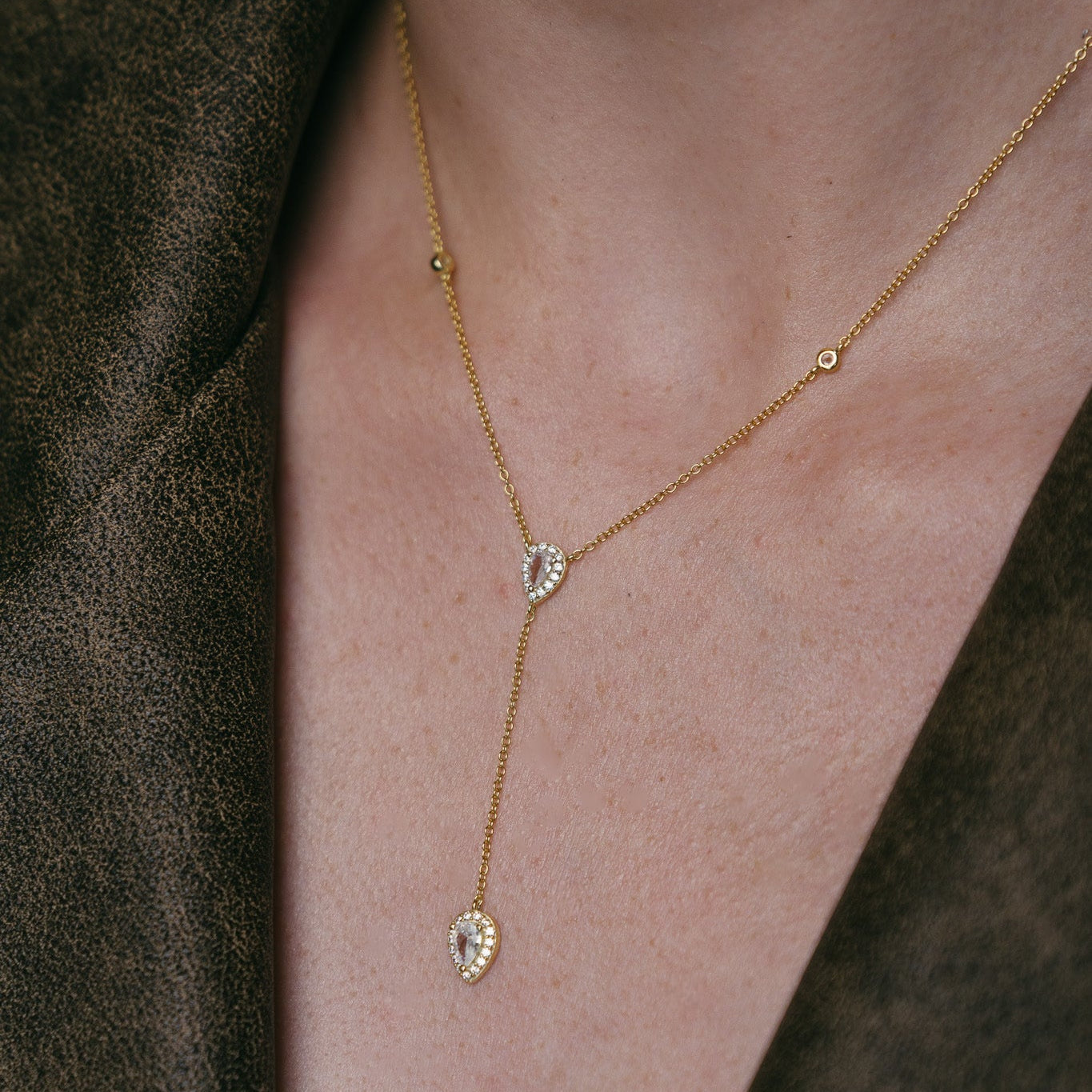 COLIER PLACAT CU AUR TEARDROP